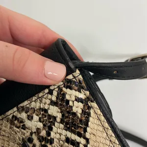 REACTION Kenneth Cole reptile print black magnetic crossbody small purse‎ bag thumbnail 7