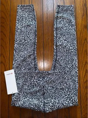 Lululemon Instill High Rise 25” Warped Alpine White Black Size 4 NWT thumbnail 1