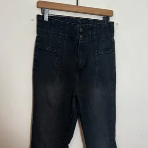 FREE PEOPLE- We The Free Jayde Flare Jeans Onyx Denim Boho Festival thumbnail 3