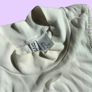 White mock turtle neck cropped tank top 🔥 thumbnail 3