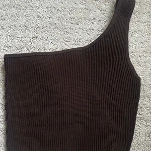 Aritzia NWOT Babaton Sculpt Knit One-Shoulder Cropped Tank thumbnail 1