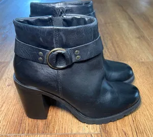 Crevo Kathryn Black Leather Block Heel Ankle Boots Moto Ring Strap Womens 8.5 thumbnail 1