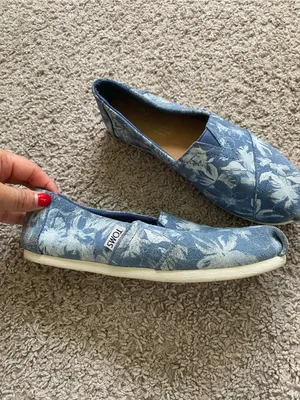 TOMS Women’s Blue/White Floral Slip-On Flats thumbnail 3