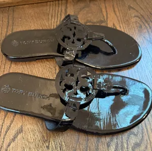Tory Burch Miller Thong Sandal Women's Sz 7.5 Black patent Leather thumbnail 1