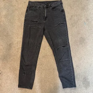 American Eagle Vintage Black Wash Distressed Mom Jeans Size 6 thumbnail 2