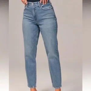 ✨Abercrombie & Fitch High Rise Mom Sz 10 Short Jeans✨ thumbnail 3