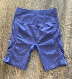 Alphalete Seamless Shorts 7” Inseam Size Small comet / Purple thumbnail 1