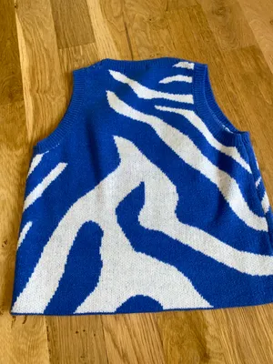 TripleThreads Blue Zebra Sleeveless Sweater Top thumbnail 2
