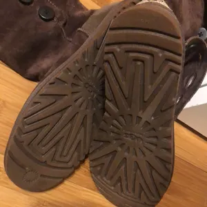 UGG Australia 3387 Lo Pro Button Fold Over Logo Boots Brown Sheepskin Size 6 thumbnail 5