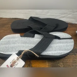 NWT KUAILU Black Rubber Flip Flops‎ Size 7 Women’s Lightweight Beach Sandals thumbnail 2