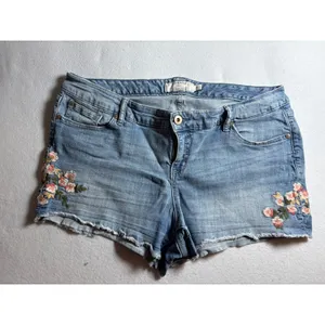Torrid Denim Womens 18 Floral Embroidered Raw Hem Light Wash Jean Shorts Blue thumbnail 4