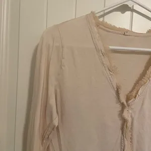 J.Crew women’s cream‎ frill button v-neck lightweight 3/4 sleeve blouse medium thumbnail 2