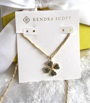 💫🍀 Kendra Scott Clover Gold Short Pendant Necklace Green thumbnail 1