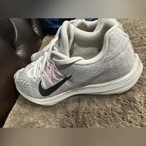 Nike Women's Zoom Winflo 5 - White with Pink and Yellow Accents thumbnail 3