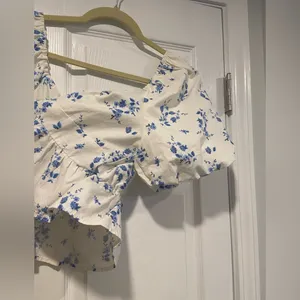NWOT Band of the Free Size L Blue Floral Bows Cut Out Puff Peplum Crop Top thumbnail 6