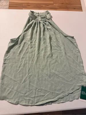 NEW Halara Keyhole Back Halter Sleeveless Curved Hem Work Blouse Green Medium thumbnail 1