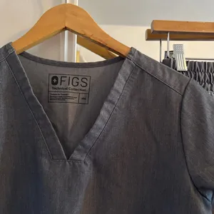  Figs Heathered Grey Women’s Top & Joggers Set  thumbnail 2