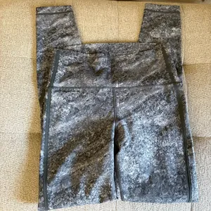LULULEMON Stop Drop &‎ Squat Tight In Area Ice Grey Size 6 thumbnail 3