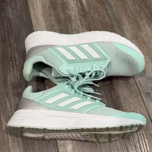 Adidas cloud foam running shoes- mint green size 10 thumbnail 2
