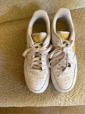 Nike White Low-Top Sneakers with Yellow Swoosh thumbnail 4