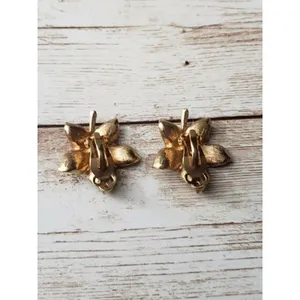 Vintage Clip On Earrings - Light Green & Gold Tone Leaf Fall Theme thumbnail 3