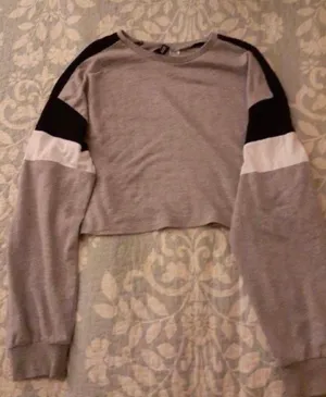 by H&M Women’s Used Grey Colorblock Long Sleeve Crop Top (Size M) thumbnail 1