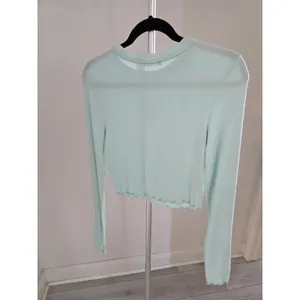 ​Forever 21 Small Mint Green Baby Girl Heart Graphic Crop Top Long Sleeve thumbnail 5