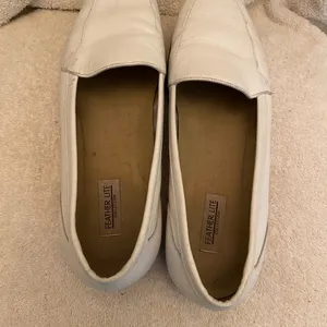 Feather Lite Leather Upper flat White Loafer Size 8 thumbnail 2