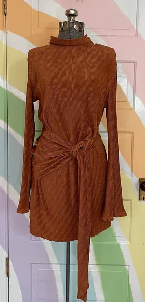 NWT Gilli Rust Plisse Ribbed Long Sleeve Front Knot Mini Dress Sz L 💚🎀 thumbnail 1