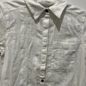 BKE by Buckle White Textured Button-Up Blouse Size S 100% cotton Rounded Hemline thumbnail 13