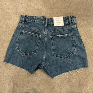 H&M Midi Denim Shorts thumbnail 4