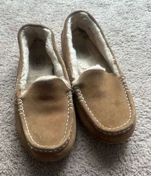 UGG Slippers/moccasins Woman’s 9 thumbnail 1