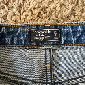 Abercrombie & Fitch Annie High Rise Festival Jean Shorts Size 0 / 25 Waist thumbnail 3