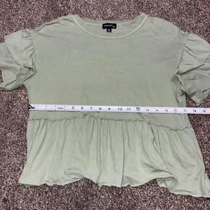 Originality Green ruffle crop top in Xs thumbnail 5