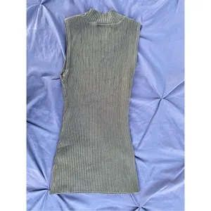 Hooked Up By IOT Green Sleeveless Sweater Top Size Small thumbnail 2