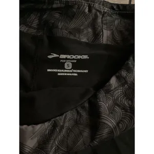 Brooks Equilibrium Women Black Running Skort Size S Patterned Waistband 220352 thumbnail 5