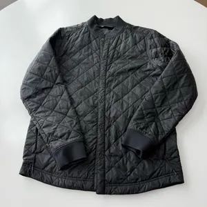 Under Armour Fitted Quilted Thin Puffer Jacket Size Medium thumbnail 2