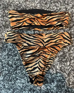 Kendall & Kylie Bikini thumbnail 2