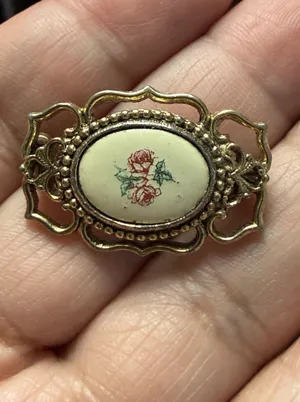 Vintage Cottagecore Style Cameo Gold Tone Floral Enamel Oval Estate Pin Brooch thumbnail 1