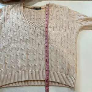 Brandy Melville Cable Knit V-Neck Cropped Sweater Blush Pink One Size thumbnail 7