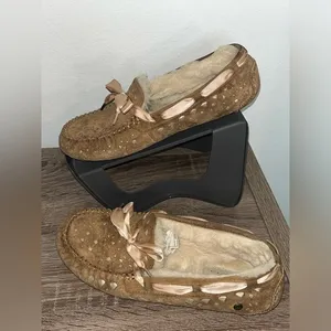 UGG Dakota Sunshine Perf Ribbon Satin Laces Bow Leather Chestnut Slippers Sz 9 thumbnail 1