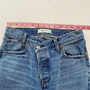 Abercrombie & Fitch 90s High Rise Straight Leg Jeans Size 26 thumbnail 6