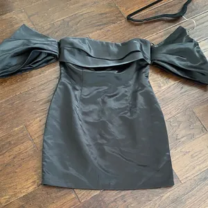 Petal & Pup Nisha Black Off-Shoulder Mini Dress size 8 thumbnail 7