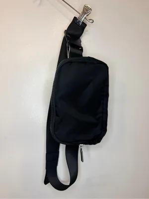 Trendy Queen Black Fanny Pack Waist Bag Crossbody Adjustable Strap NWT thumbnail 2