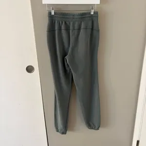 Aerie the Chill Jogger in Khaki Green Fleece Size Women’s XXS thumbnail 4