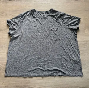 Old Navy Charcoal Gray Short-Sleeve Pocket Tee thumbnail 1