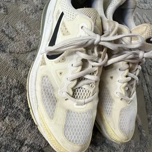 Nike Air Max| Cream and white Sneakers size 6 thumbnail 4