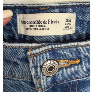 Abercrombie & Fitch‎ Girl's High Rise 90's Relaxed size 28L thumbnail 2