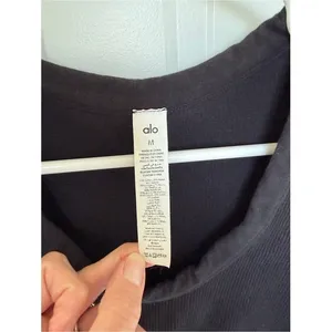 Alo Yoga Seamless Ribbed Cropped Serene Short Sleeve Top‎ Black M thumbnail 4