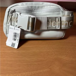 Lululemon Everywhere Belt Bag thumbnail 2